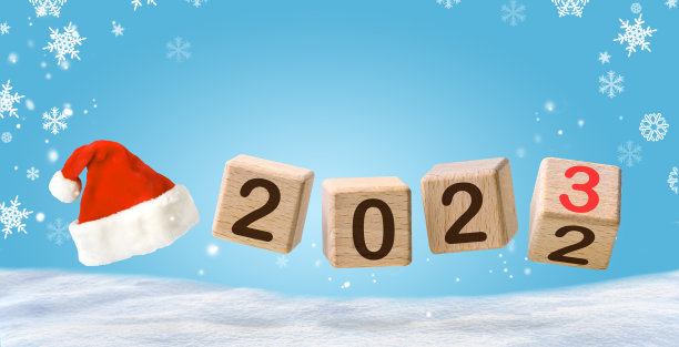 方块2023和圣诞老人的帽子飞过蓝色的雪背景图片下载