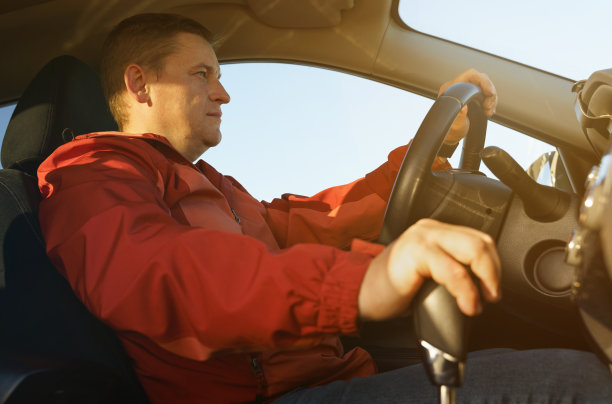 驾驶员启动自动变速器中的驱动选项。图片下载