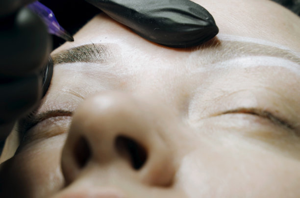 永久化妆的女性眉毛矫正。图片下载