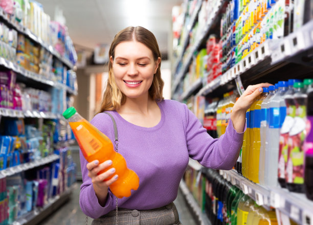 女子购买甜饮料图片下载