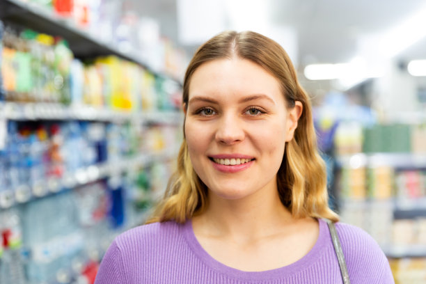 现代超市里微笑的女性肖像图片下载