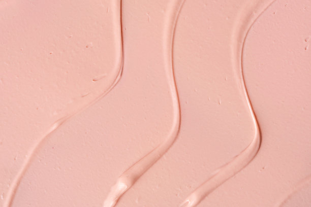 粉红色化妆品粘土波浪模糊的背景。粉色洁面妆的纹理背景。图片下载