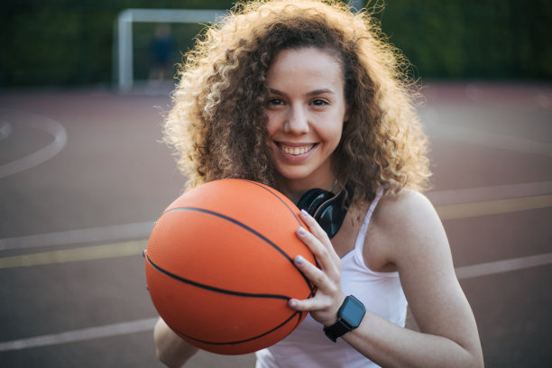 卷发女孩打篮球的肖像图片下载