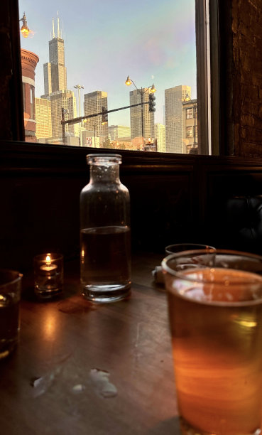 威利斯从窗户望出去图片下载