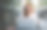 年轻女子困惑地看着笔记本电脑屏幕图片下载