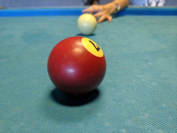 手在桌子上追逐台球图片下载