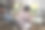 一群孩子正在美术课上用丙烯颜料画画。图片下载