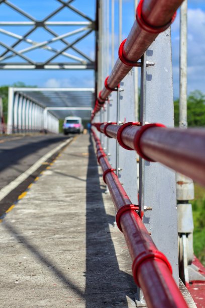 公路桥上的铁栏杆图片下载