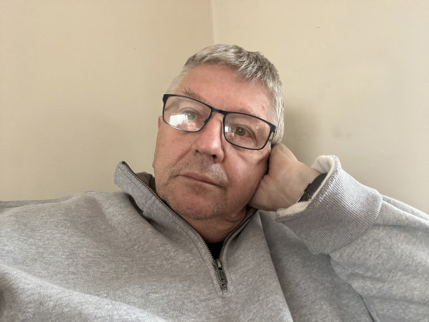 白人男子自拍看起来很担心图片下载