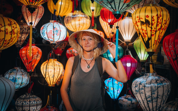 越南会安，游客被美丽的纸灯笼包围。图片下载