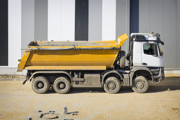 新仓库建筑施工现场的工程机械图片下载