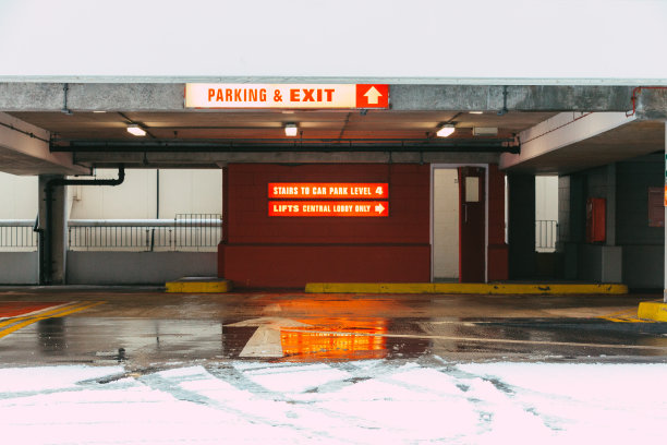 雪地里空荡荡的多层停车场图片下载