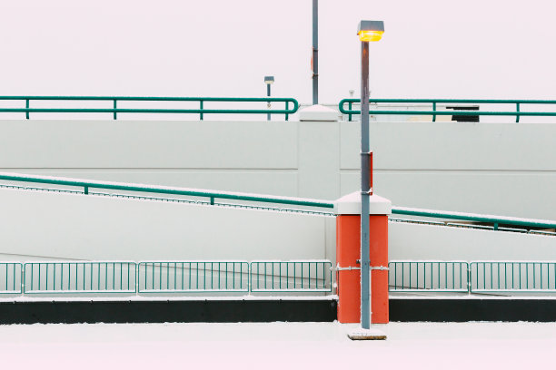 雪地里空荡荡的多层停车场图片下载