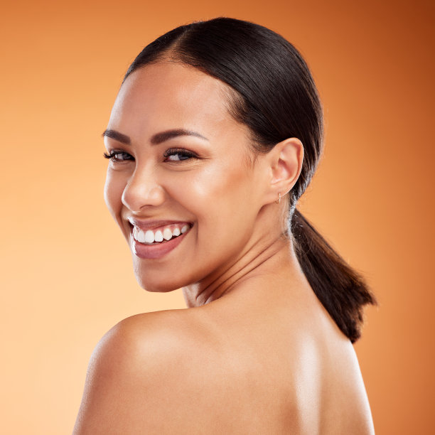 脸，美容和护肤的女人与微笑的面部健康对棕色的模型工作室背景。年轻的模型快乐的自然健康，清洁牙齿和皮肤与模拟空间图片下载