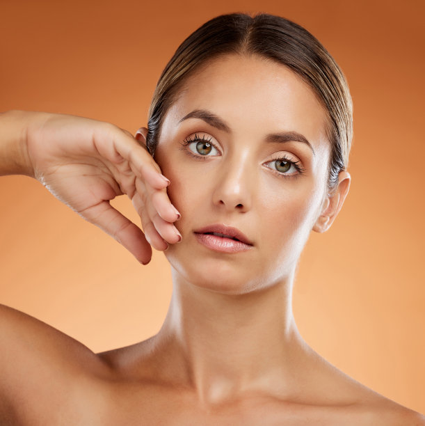 自然美容、护肤和女性接触皮肤或脸部的化妆品产品在美容广告中。女模特肖像显示干净，清新和光泽后，皮肤科面部治疗图片下载