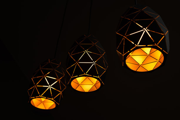 几何图案的黑色灯，黑色背景上的三盏灯，燃烧着温暖的光，带有图形图案图片下载