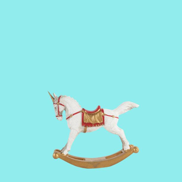 摇摆马独角兽玩具古董童年项目孤立的蓝色背景与阴影。儿童记忆概念广场背景与复制空间图片下载