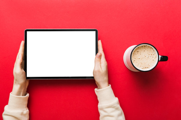 靠近图像女子手拿空白复制空间屏幕的数字平板电脑为您的短信或促销内容从桌子上一杯咖啡。手持空白平板电脑的女人的手图片下载