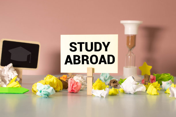 “留学”这篇文章出现在撕破的棕色纸后面图片下载