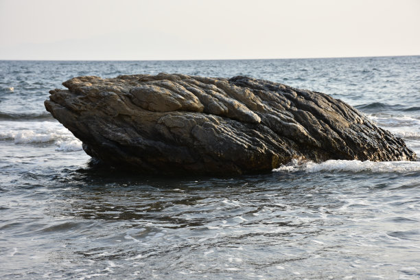 海边大浪老化形成的岩石碎片图片下载