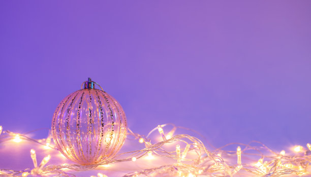 圣诞树上的球和花环在霓虹灯下隔离，复制空间。图片下载