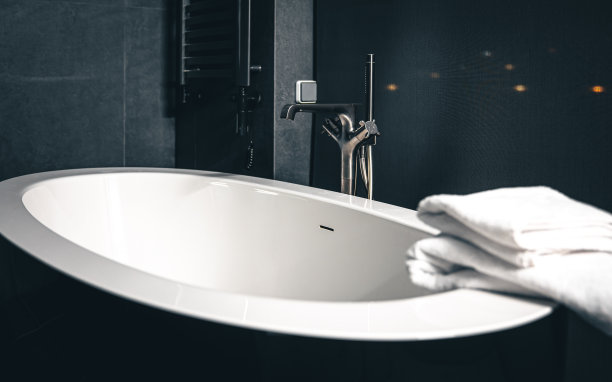 浴室内部带窗户的钢制水龙头和浴缸。图片下载