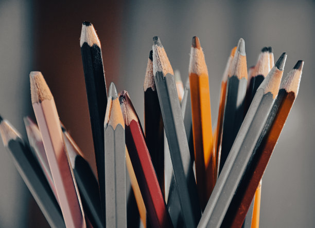 彩色木蜡笔在铅笔盒模糊背景图片下载