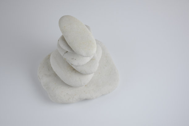 石头堆叠在散景背景暖色冥想和水疗活动图片下载