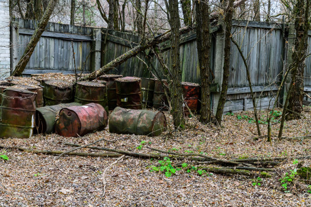 切尔诺贝利禁区废弃仓库附近生锈的燃料桶图片下载