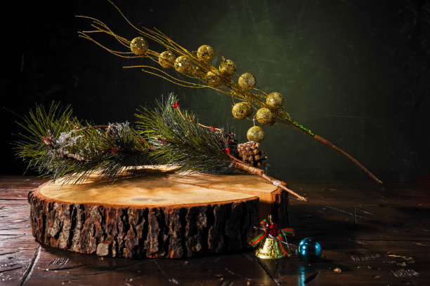 圣诞屏幕保护程序与木残和针叶树的树枝。项目的讲台。现场进行装饰。图片下载