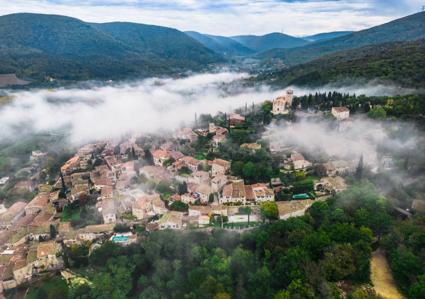 法国米尔芒德古老村庄的全景。航拍照片中，清晨浓雾弥漫在小镇周围图片下载