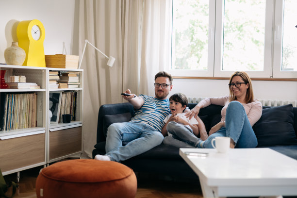 一家人在家里看电视图片下载