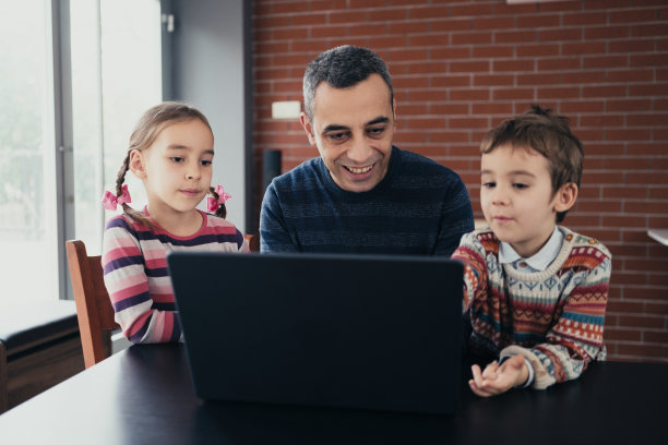 父亲，女儿和儿子一起使用笔记本电脑图片下载