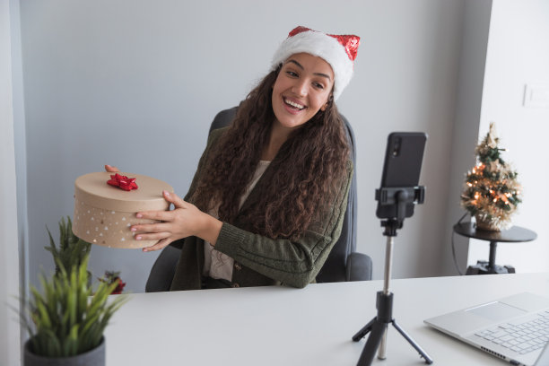 网红制作圣诞礼物开箱视频图片下载