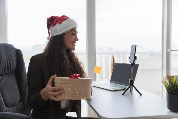 有影响力的人正在制作一个关于圣诞礼物购物的视频图片下载