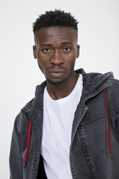 戴墨镜的黑人男模特穿着牛仔夹克，前面是白色背景。图片下载