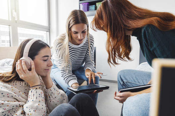 三个女学生一起在宿舍度过她们的空闲时间图片下载