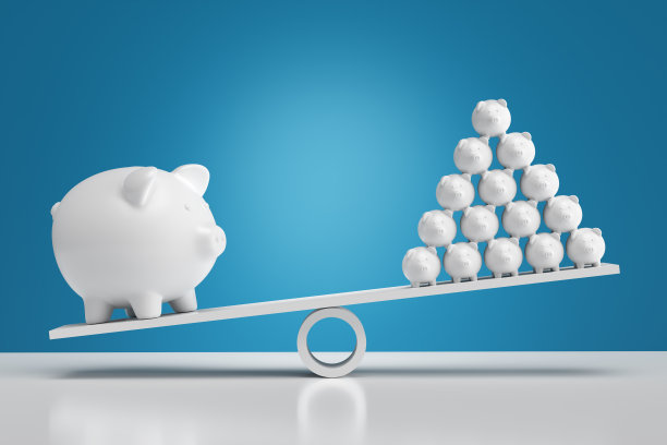 金融不平等，财富分配和储蓄。金字塔塔上的一组小储蓄罐超过了跷跷板上的小储蓄罐。图片下载