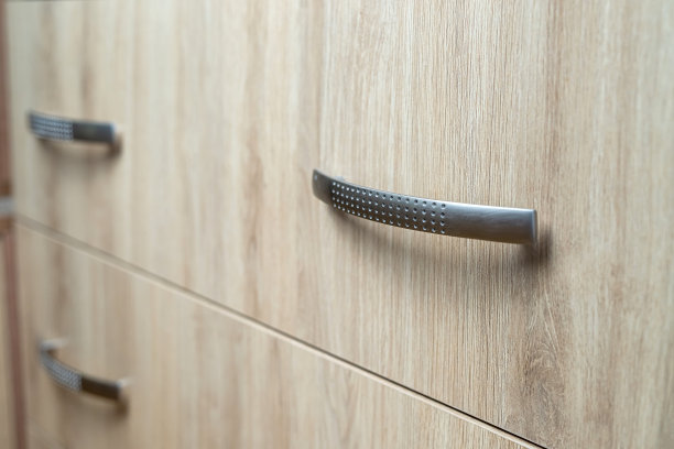 特写的自然木制衣柜抽屉前与处理图片下载