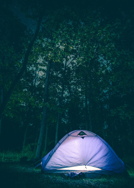 夜晚发光的帐篷图片下载