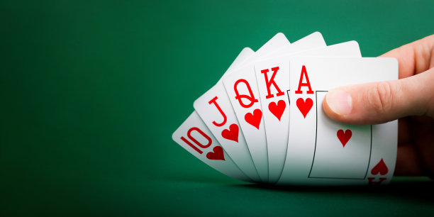 在桌子上玩牌图片下载