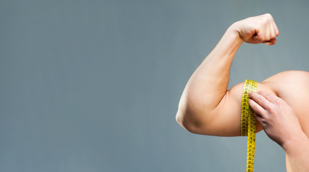 灰色背景的肌肉男图片下载