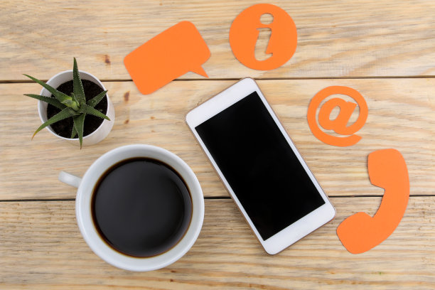 客户支持服务。请联系我们获取反馈。桌面与智能手机和各种反馈图标。俯视图图片下载