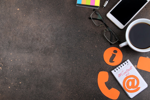 客户支持服务。请联系我们获取反馈。桌面与记事本，智能手机和眼镜和各种反馈图标。俯视图图片下载
