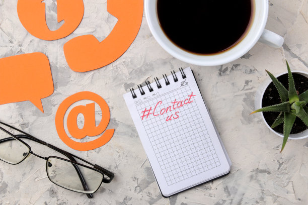 客户支持服务。请联系我们获取反馈。桌面与记事本和眼镜和各种反馈图标。俯视图图片下载