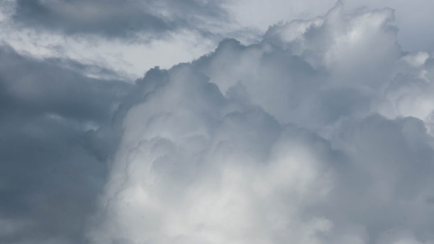 时间流逝的天空和乌云。深灰色的风暴云。黑暗天空的自然天气。运动中的自然景观背景。图片下载