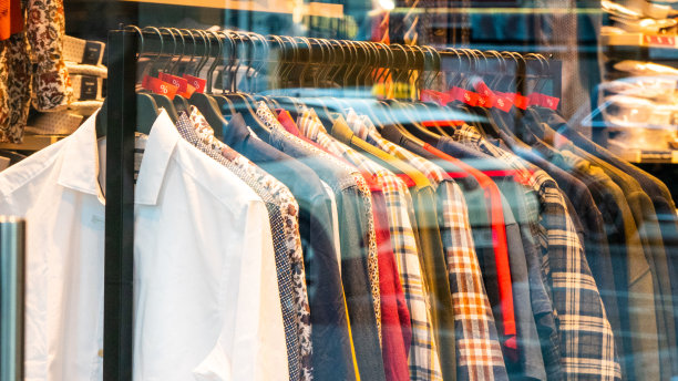 商店橱窗里的衣架上摆满了各式各样的衬衫图片下载
