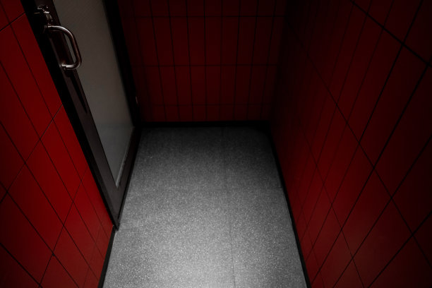 卫生间内景，红色瓷砖墙图片下载