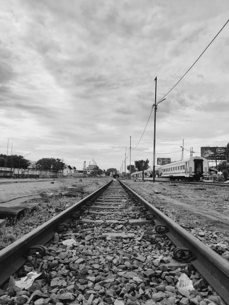 黑色和白色的长长的铁轨图片下载