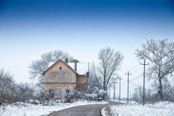 冬天黄昏时分，废弃火车站的全景图。这是在塞尔维亚伏伊伏丁那省巴伐尼斯特的一个乡村火车站里，在一个寒冷的傍晚被忽视和腐烂。图片下载